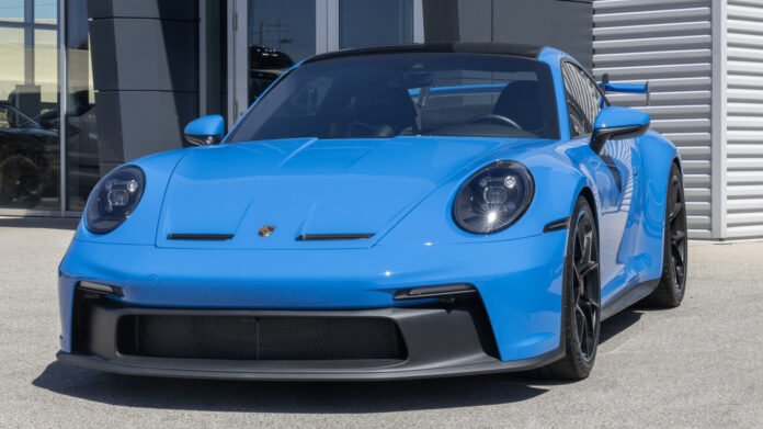 Porsche 911 GT3 এবং Cayman GT4 track performance comparison