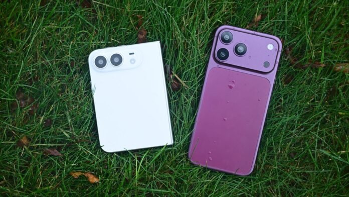 Case manufacturer-এর তথ্য থেকে তৈরি Foldable iPhone dummy model